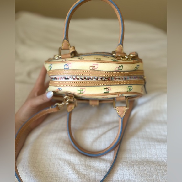 Discontinued Dooney And Bourke Circle It Bag - Picture 4 of 15